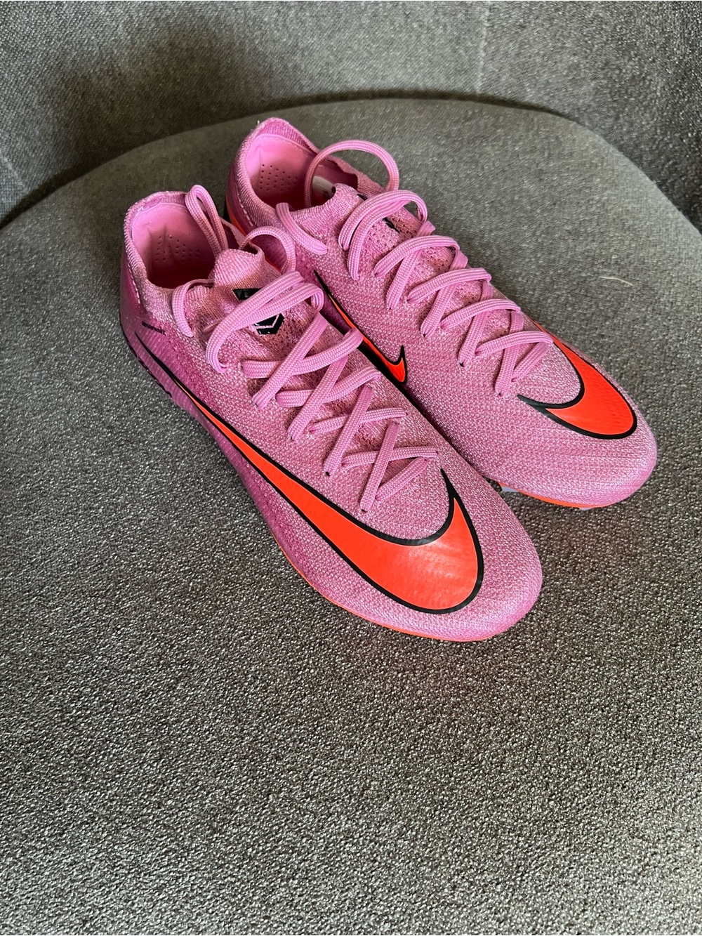 Nike Mercurial Vapor 16 air zoom 
Elite FG model 
Size 4.5 youth
Brand new